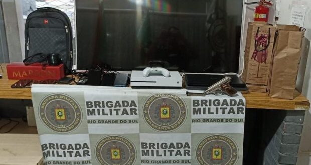 Morador encontra pistola e munições no pátio de casa em Gravataí